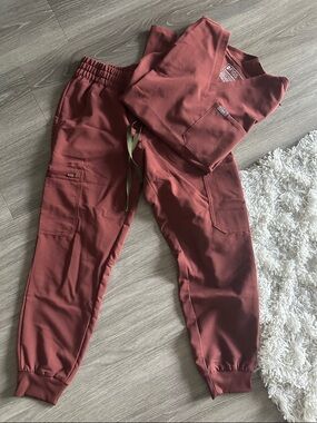 Figs women’s uman relaxed Joggers & caterina one pocket Top - walnut color